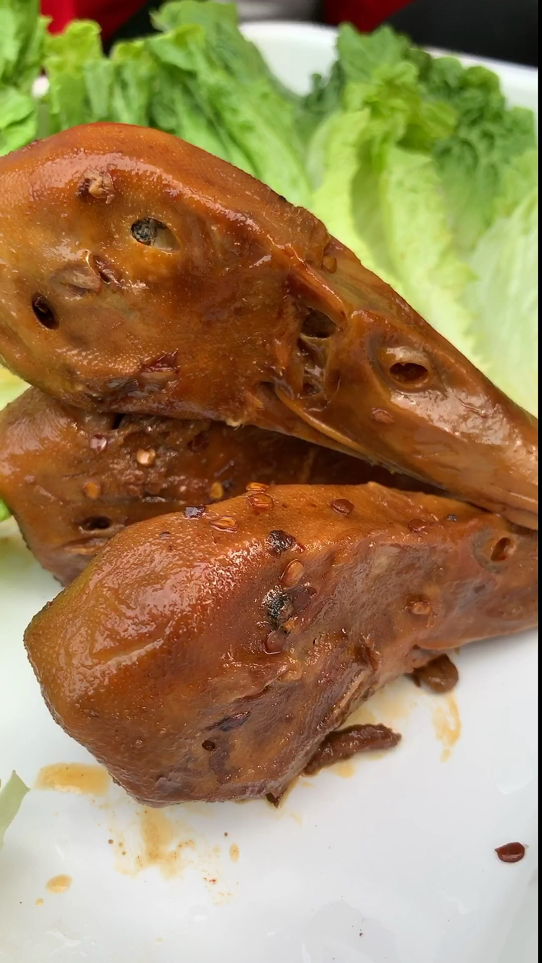 这是我家特色酱鸭头,口感独特,色泽鲜艳,品相端正,是引流市场的独一味