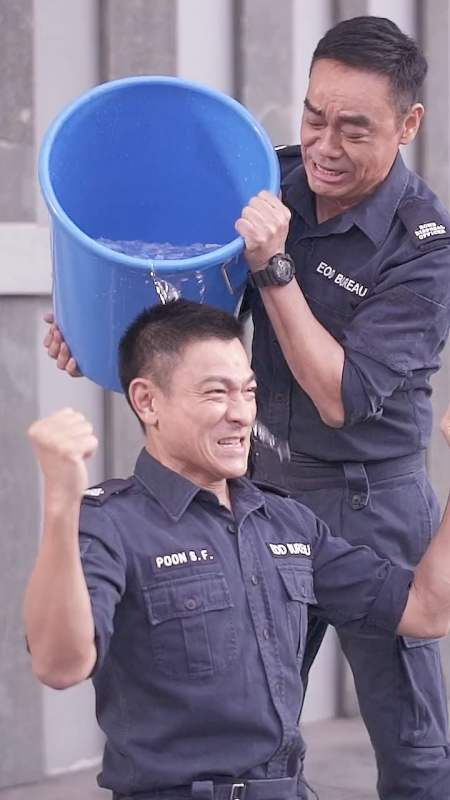 为了拍摄新戏挑战冰桶热身永远的男神永远的影帝刘德华拆弹专家