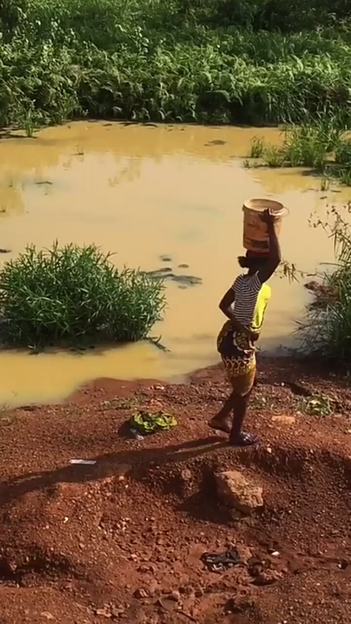非洲部分地区生活来源水就这样,洗衣服,做饭,饮用水都这样