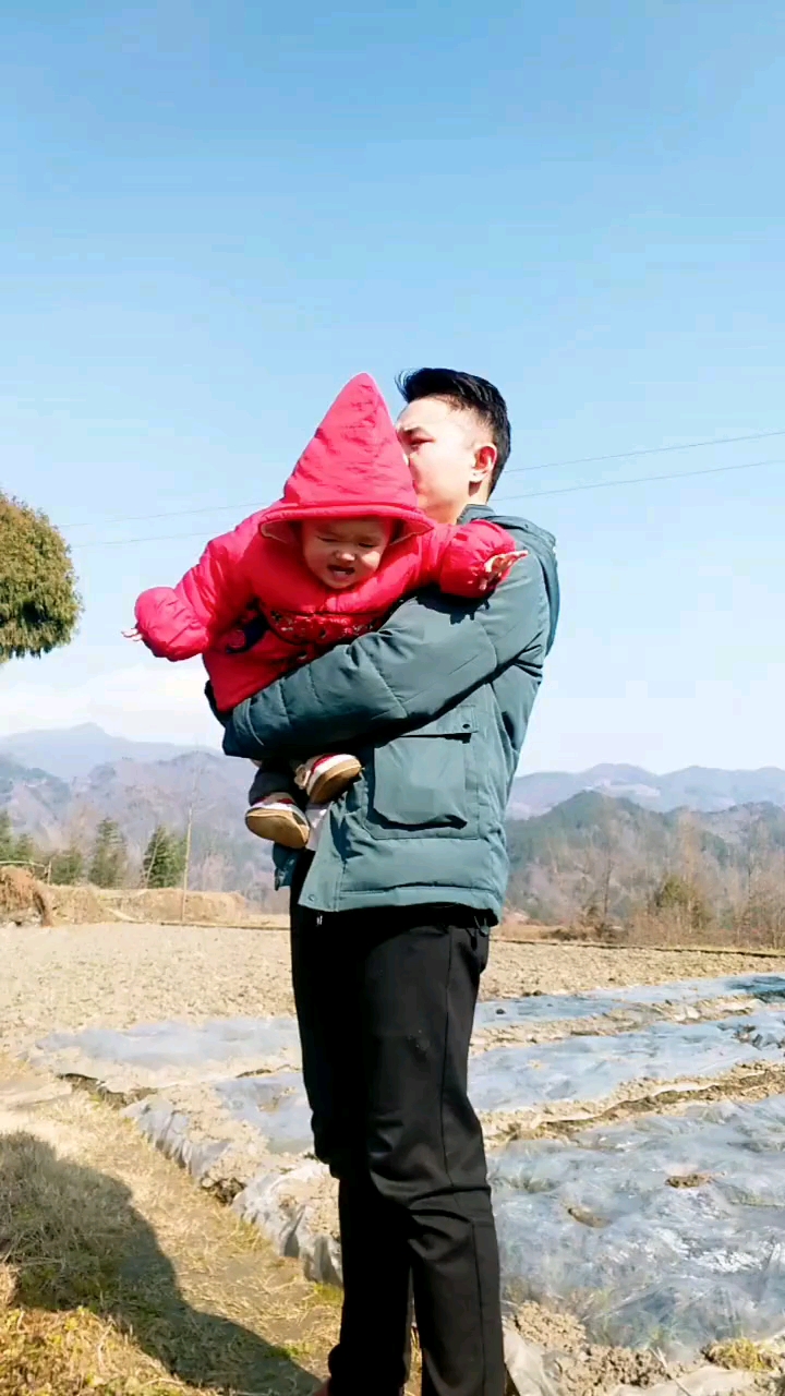 宅在家十四天挑战#今天一岁的小外甥来给舅舅拜年了舅舅抱着可暗哪