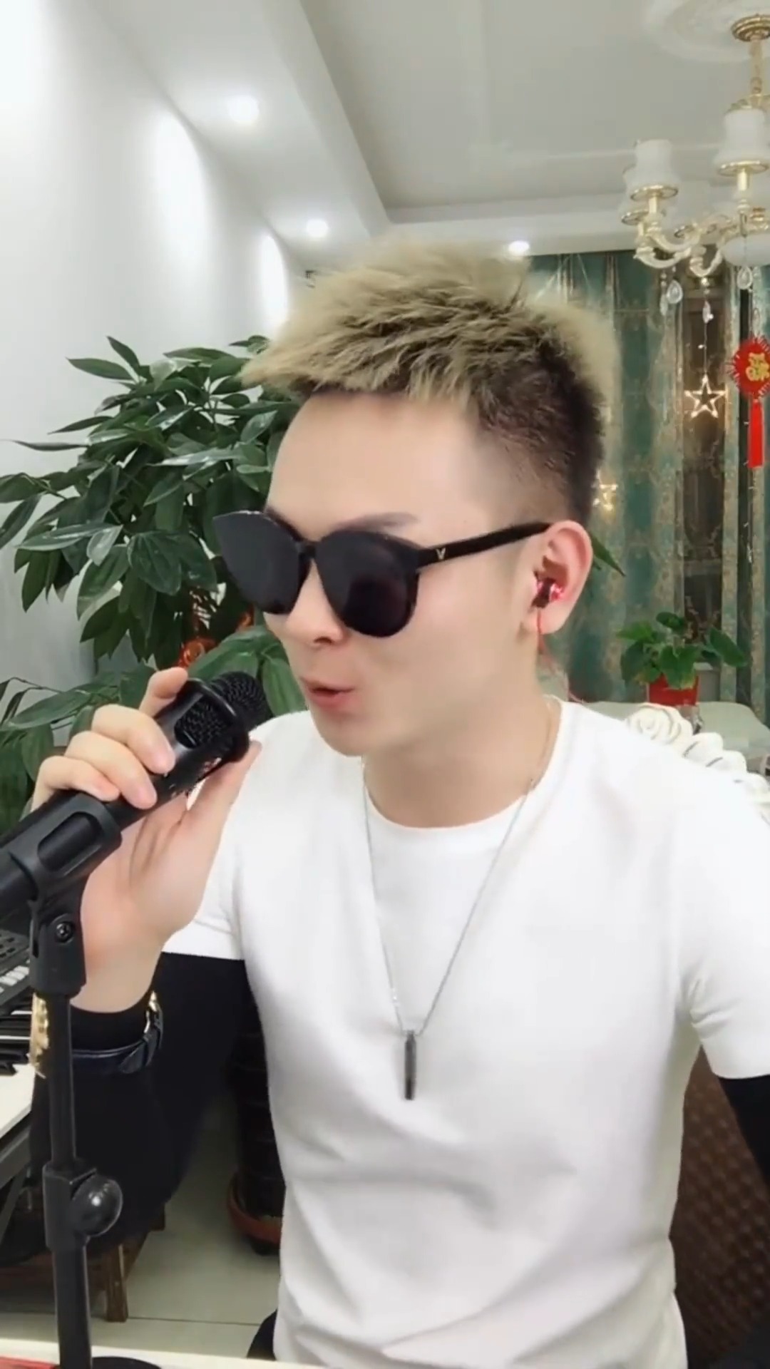 娱乐#这位帅哥唱歌火了,唱得动感十足,好听极了