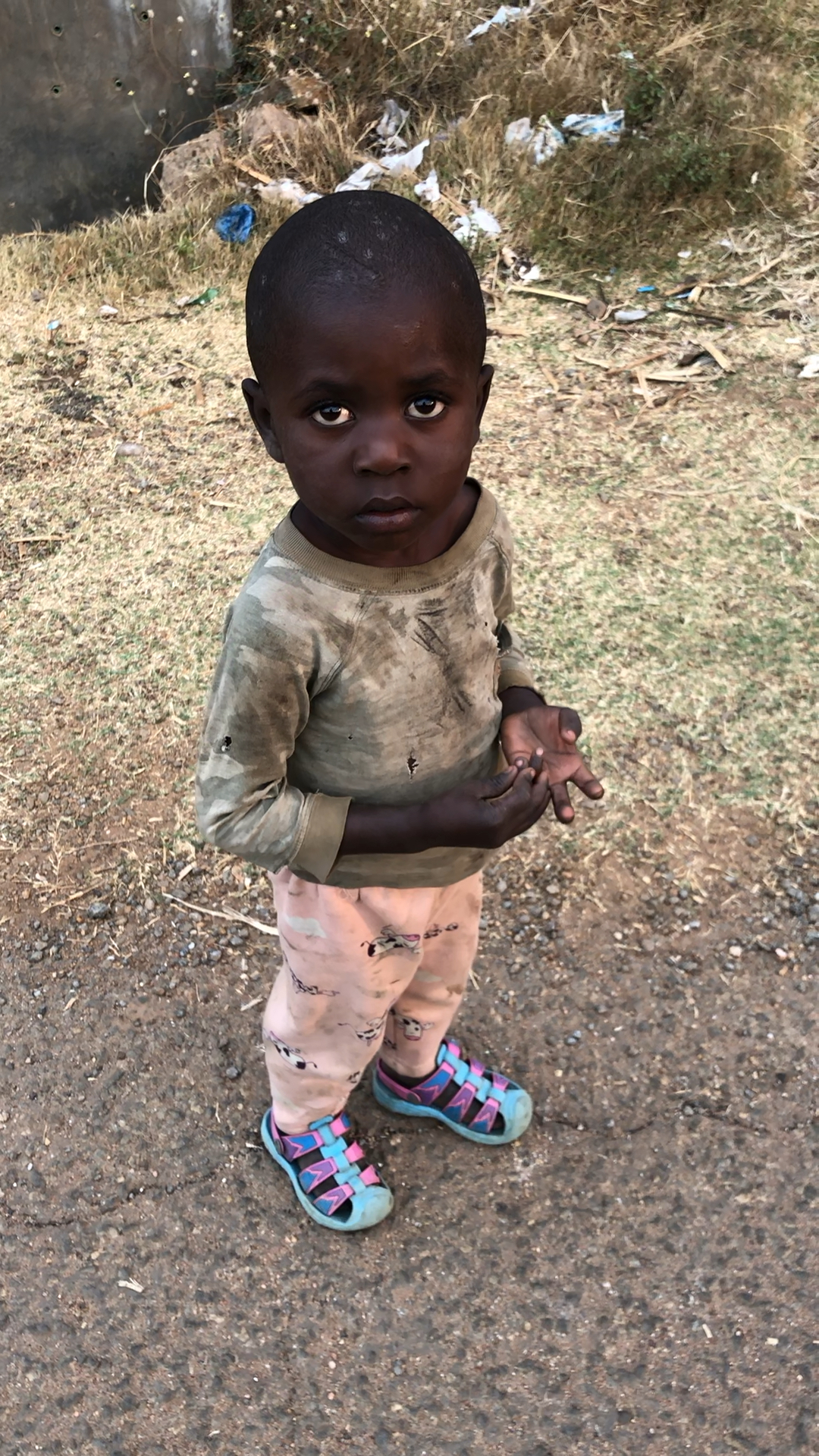 偶遇非洲最黑小男孩,凭实力黑,黑的发亮,感谢父母让我生在中国