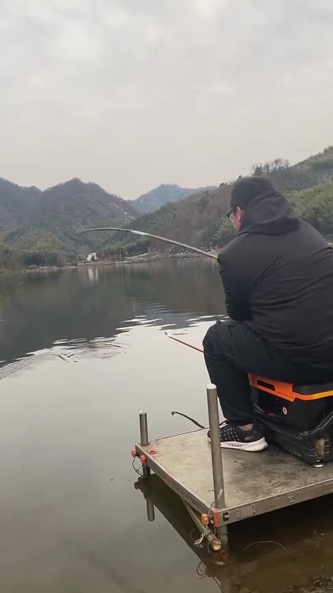 钓鱼人体重越重钓鱼越狠帅哥钓到大鱼秒提杆,用力过猛意外翻船!