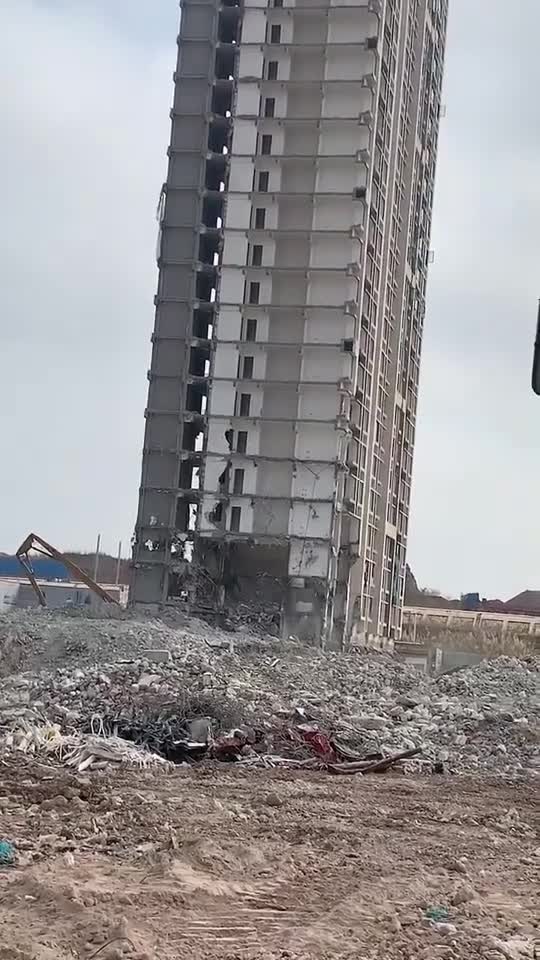 30几层的高楼被铁锤一下拆除豆腐渣工程