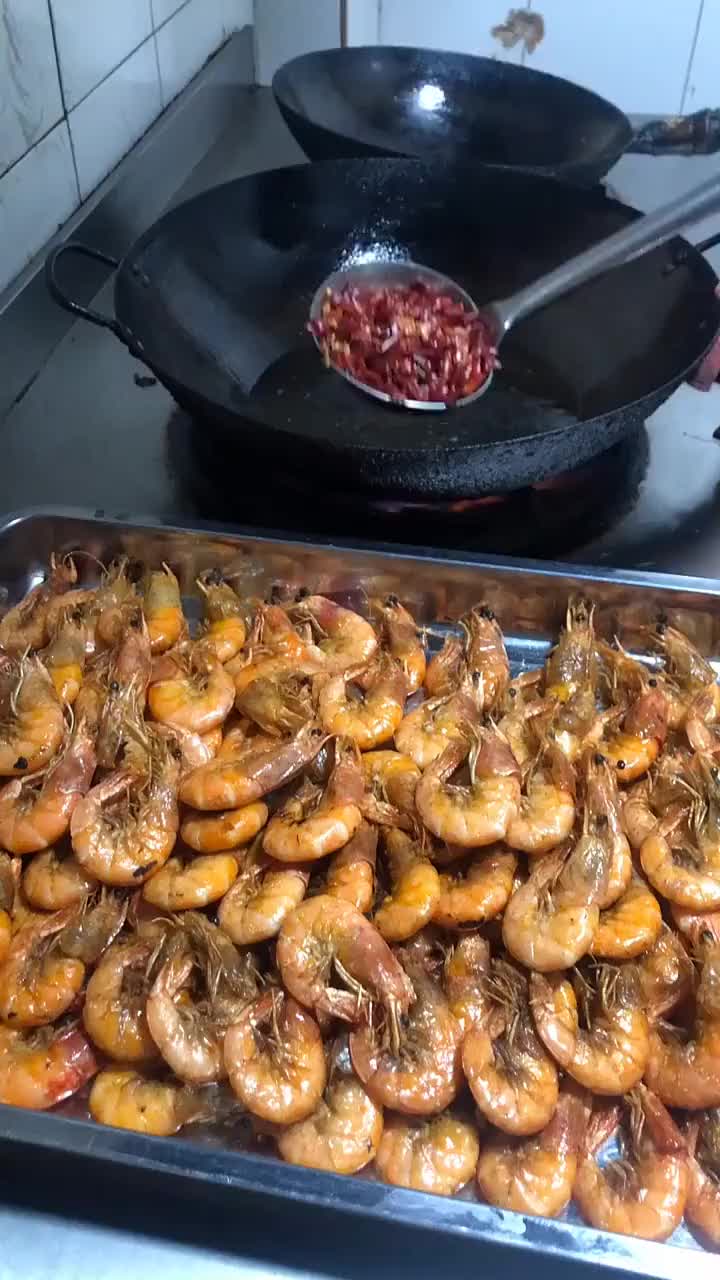 怪不得饭店炒菜那么香,后厨拍到这一幕,我瞬间明白了!