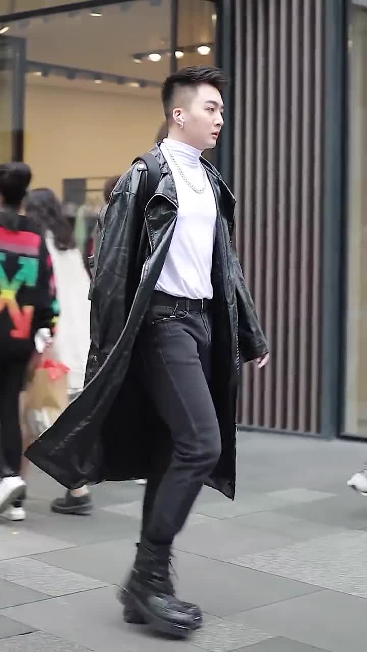 帅哥穿皮衣街拍堪称行走的荷尔蒙,牛仔裤成亮点
