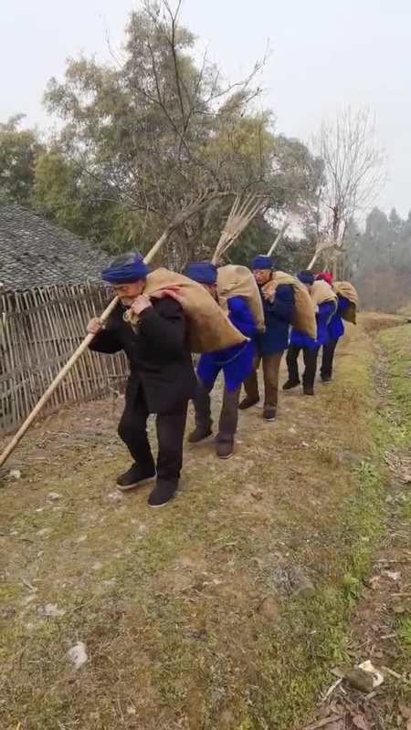 唱啥歌不重要了,带我们穿梭一段岁月:扛麻袋,捞晒席,kua谷子,还要撵