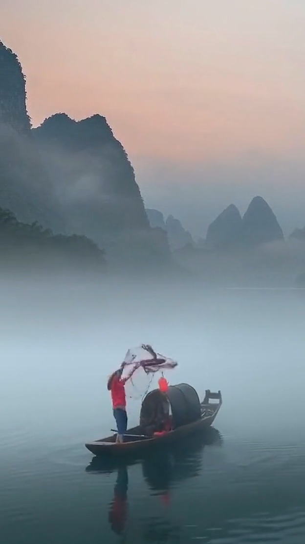 一山一水一云天,一叶轻舟碧水间,渔翁本是凡间客,此时已成画中仙