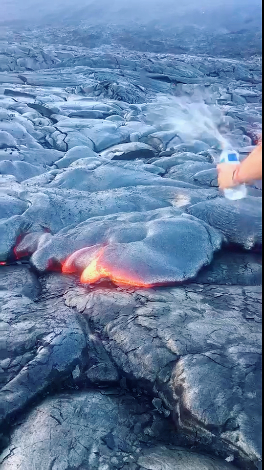 1100度,水瞬间水蒸气了