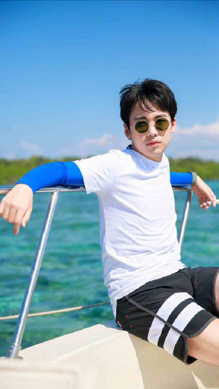 明星#95后郭麒麟脱下大褂,不愧是相声界潮男