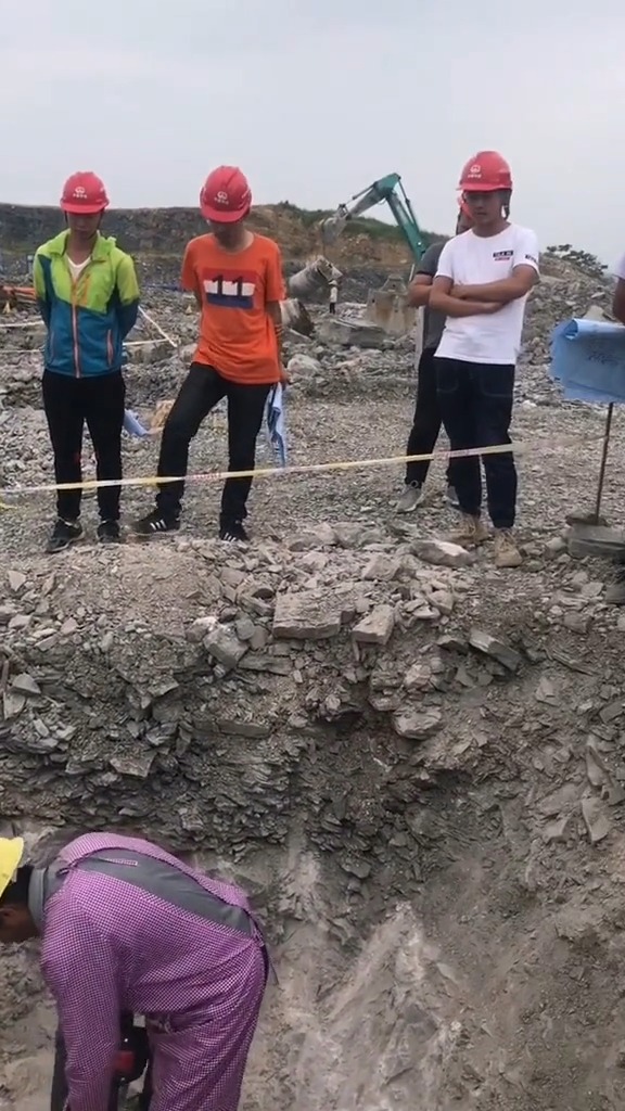 黄帽子的干,红帽子的看,白帽子说了算了,蓝帽子的到处转.