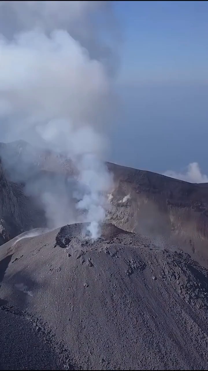 拍摄火山爆发瞬间,震撼的画面