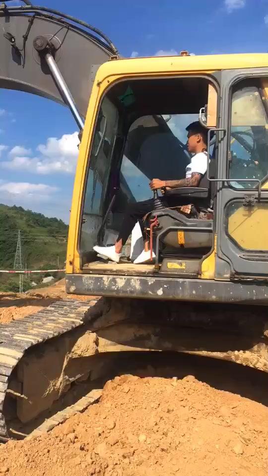 我就一开挖机的,我拿什么跟你谈,#挖机小哥哥