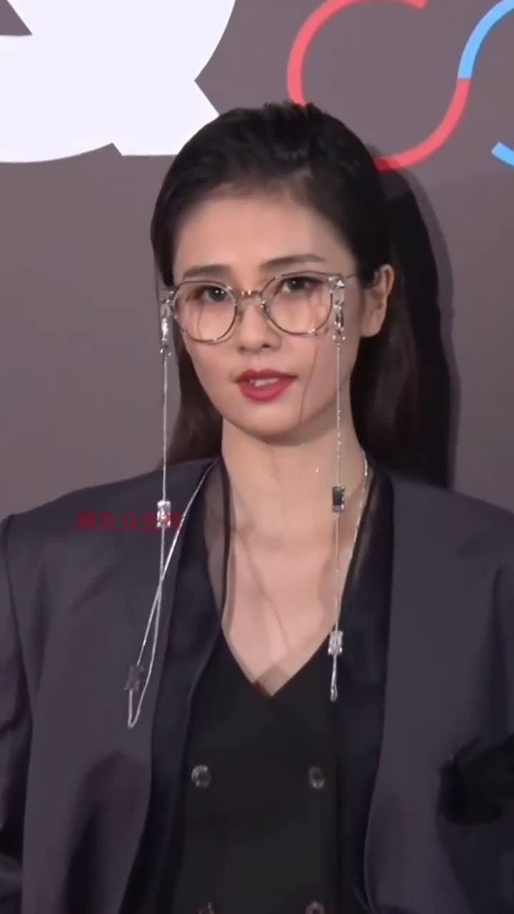 白鹿西装配金丝眼镜太飒秒变霸道女总裁