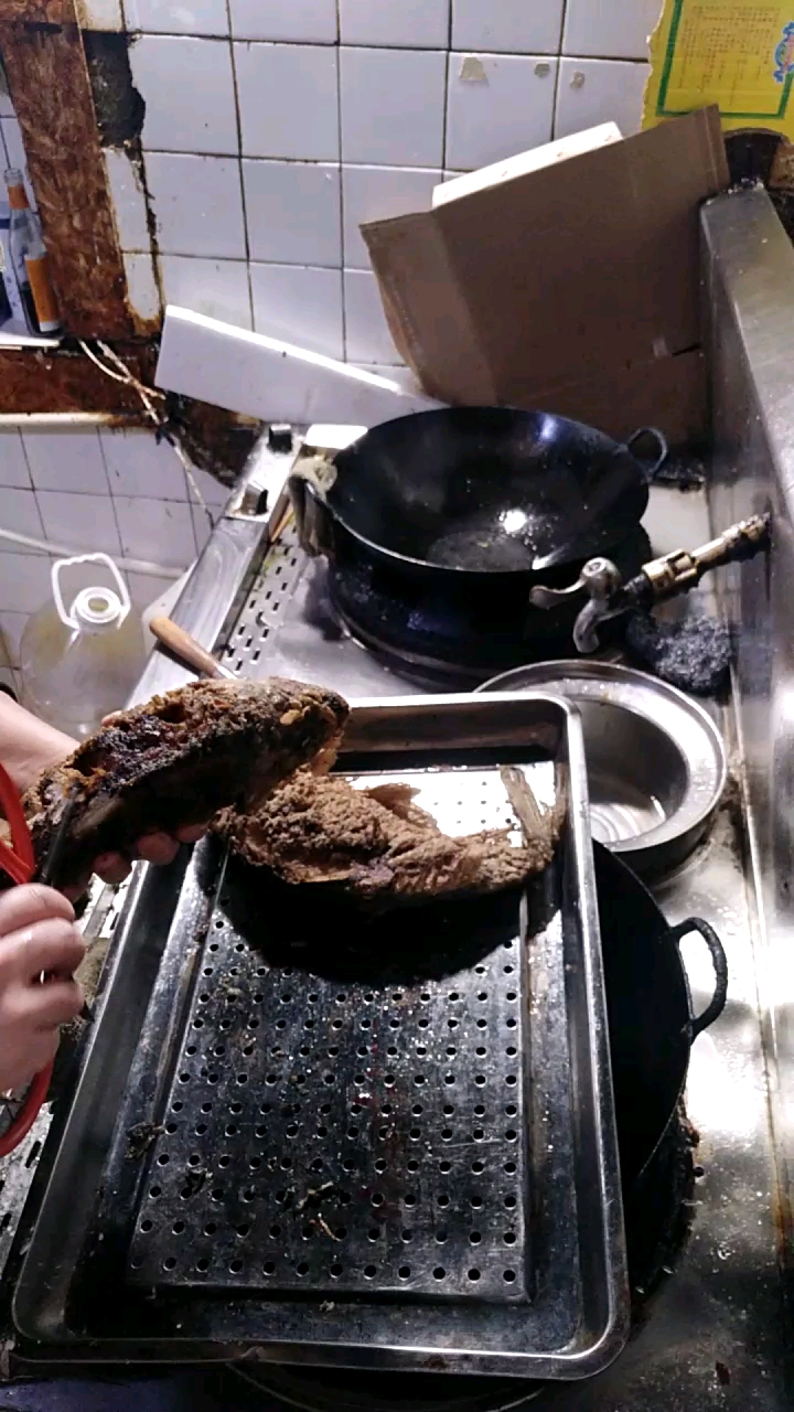 鱼炸糊了是这样用剪子一点一点去掉的