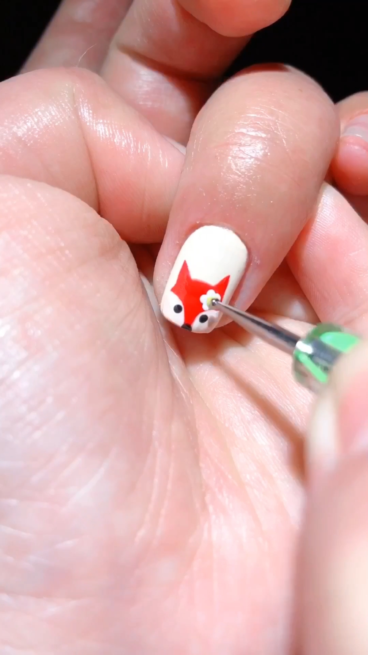 给闺蜜画个超可爱的卡通小狐狸美甲,闺蜜太意外了,直夸好看