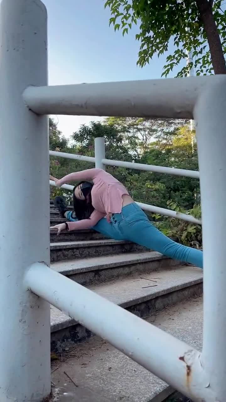 是时候展现真正的技术了,台阶一字马,你能跨几步?