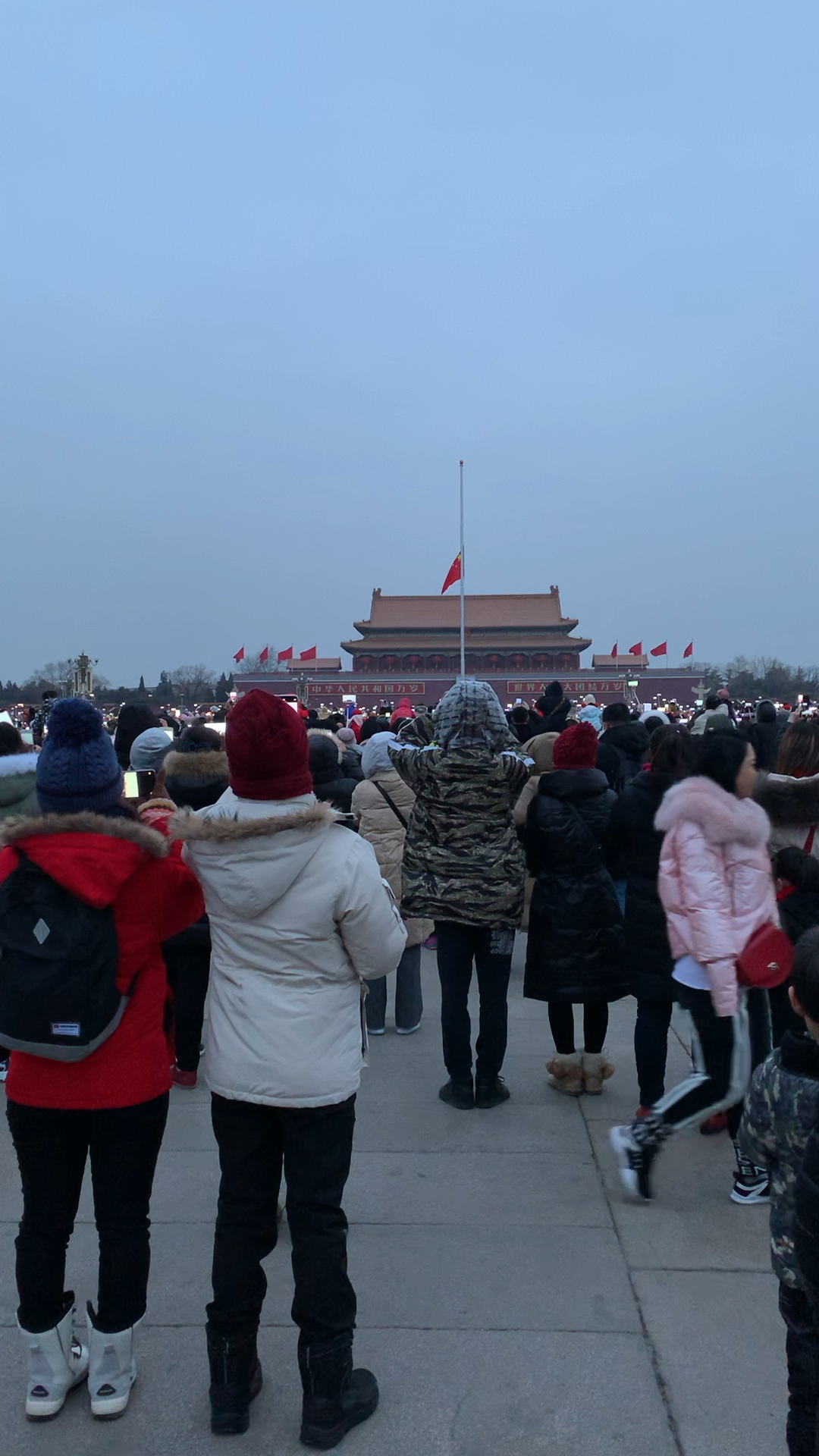 北京早上升国旗照片图片