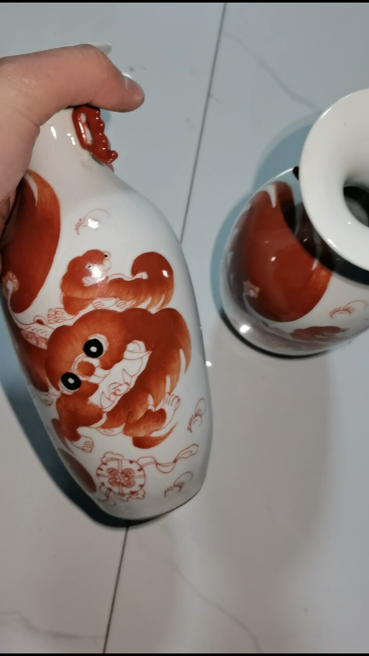 一对红毛狮子滚绣球花瓶