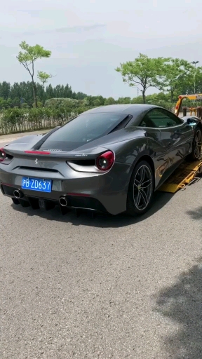 街拍#魔都富婆新提发拉利回村过年了,这么好的车