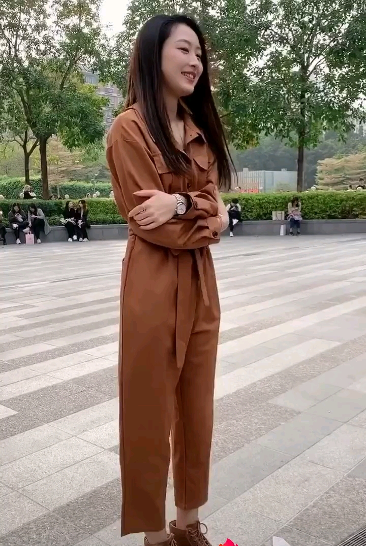 小姐姐今天衣服穿少了
