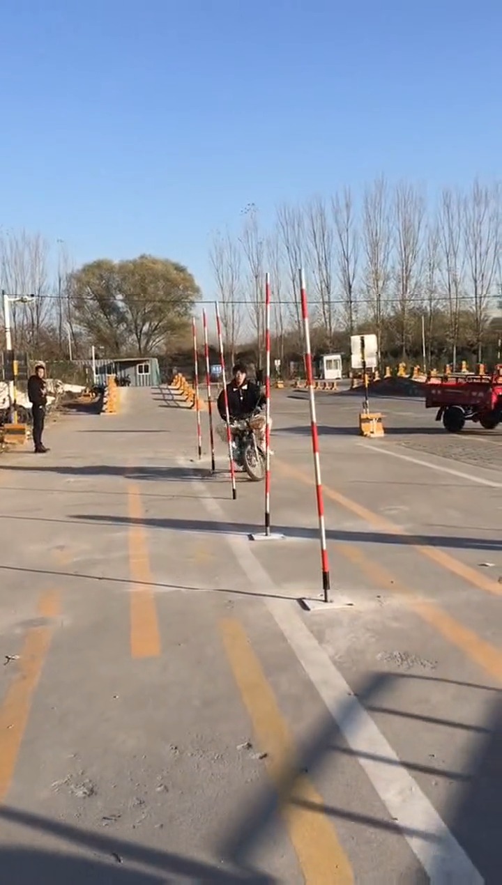 娱乐#摩托车考驾照,绕桩的样子,莫名让人心痛!