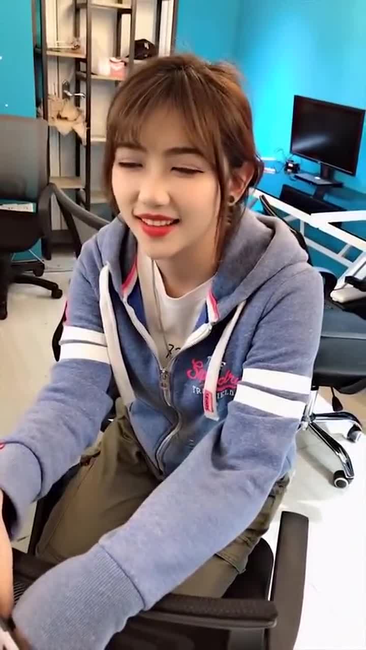 大头跟钟婷借感冒药还要亲她,看钟婷怎么回答他的