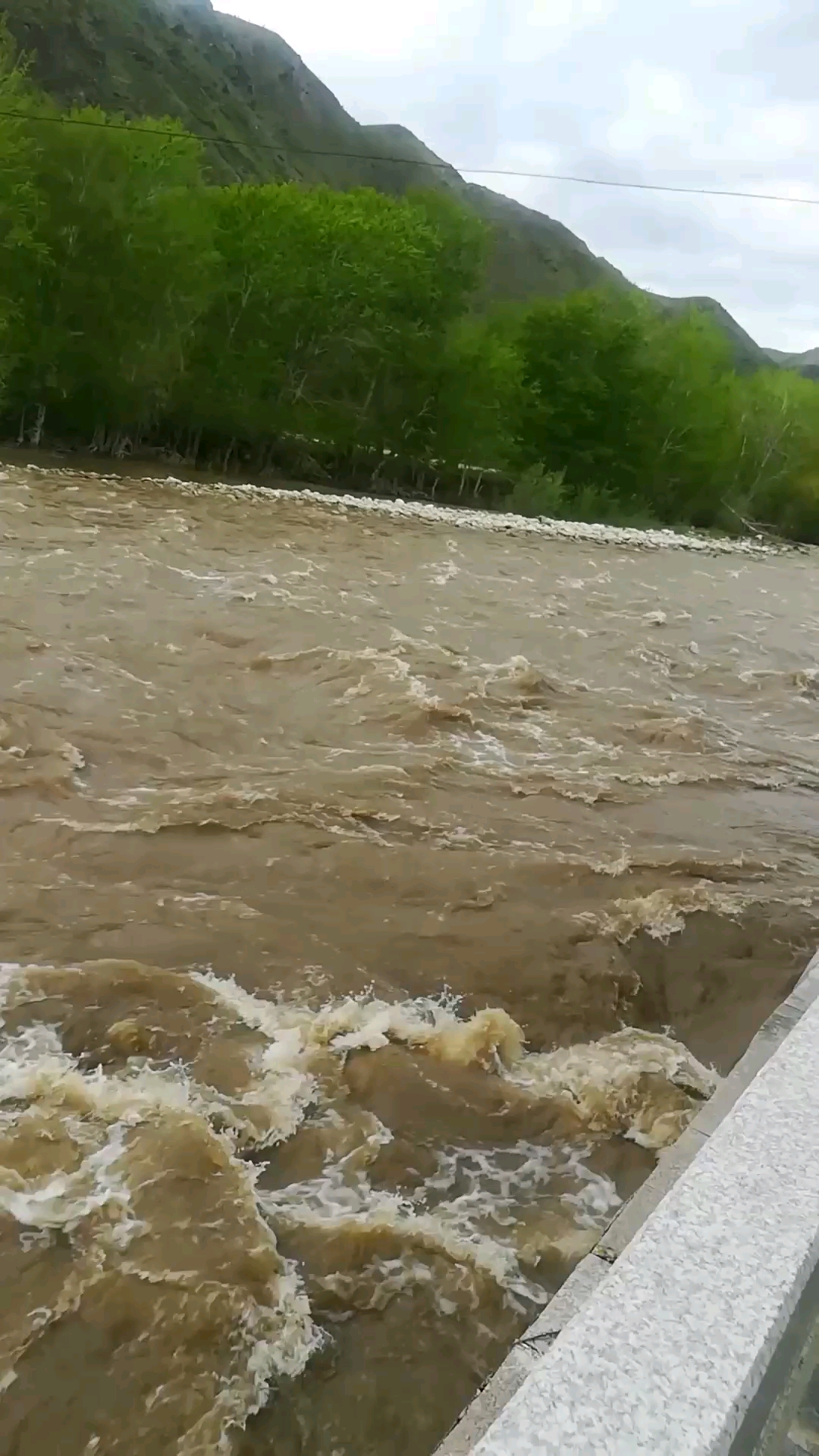 下了几天的雨河水涨起来了.