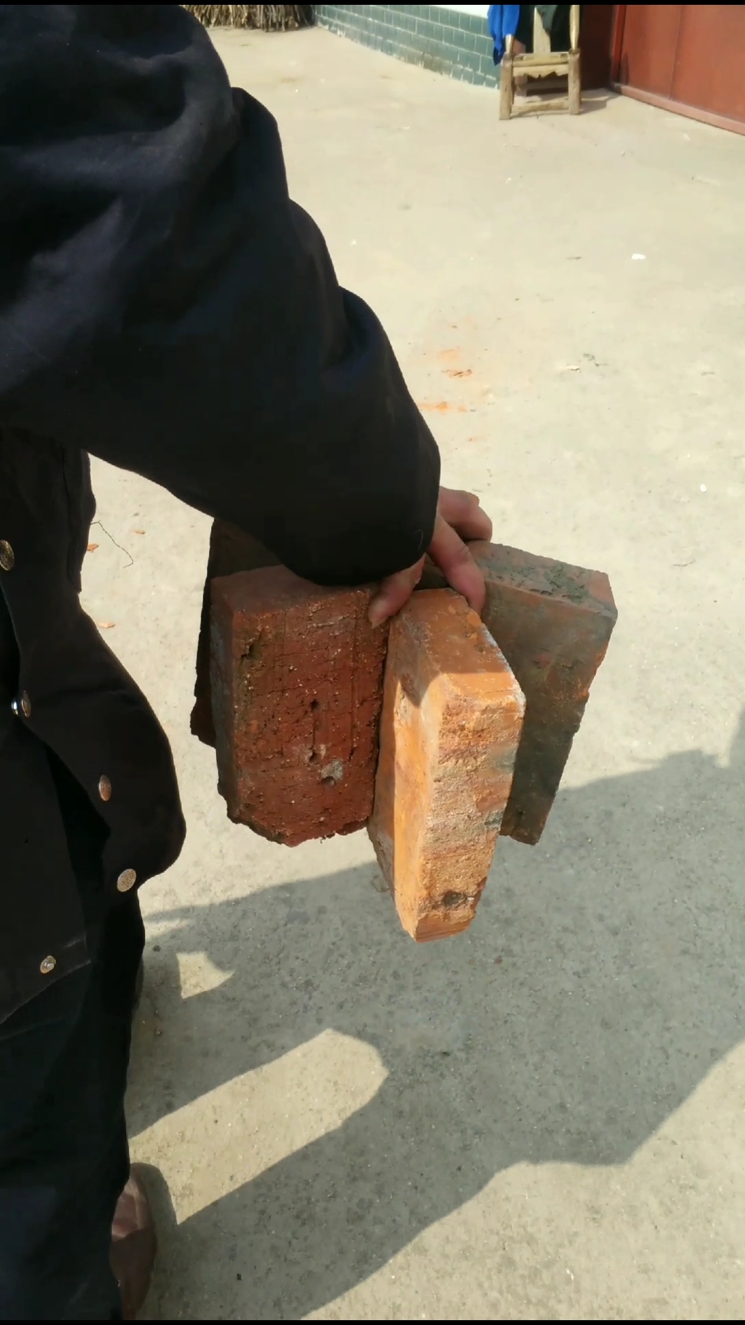 高手在民间#单手平拿五块砖, 不服来挑战