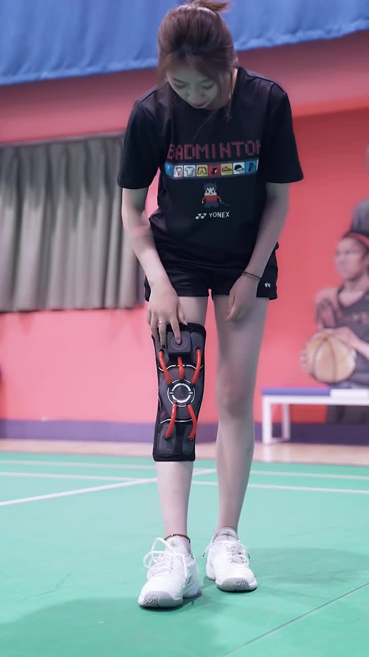 球场上帅就完了羽毛球王小羽铁甲钢拳护膝