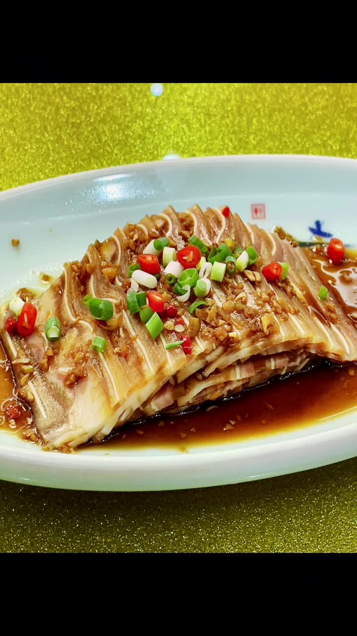 雁北菜烹调以烧,烤,焖,涮等为主,口味偏重,油厚咸香.正在品尝之中