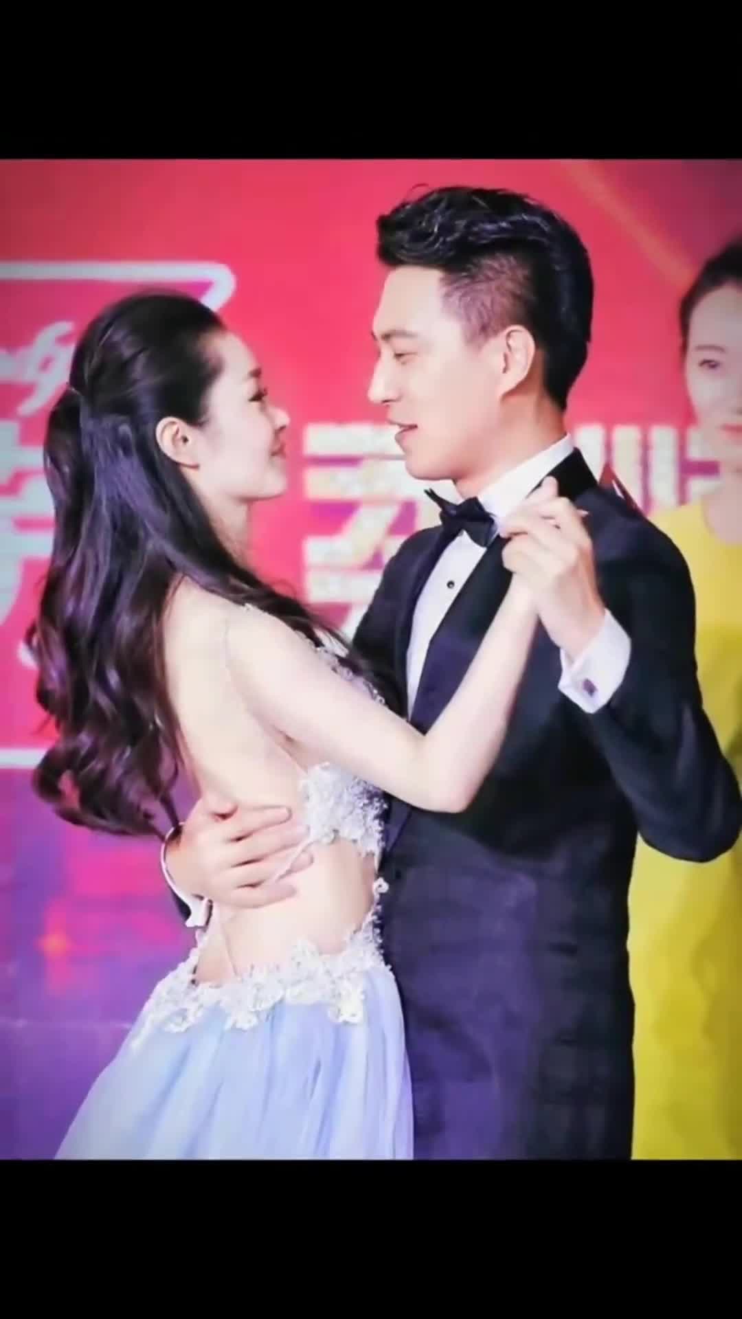 靳东和宋轶跳交际舞,看清他手放女生背后的位置,我没眼花吧