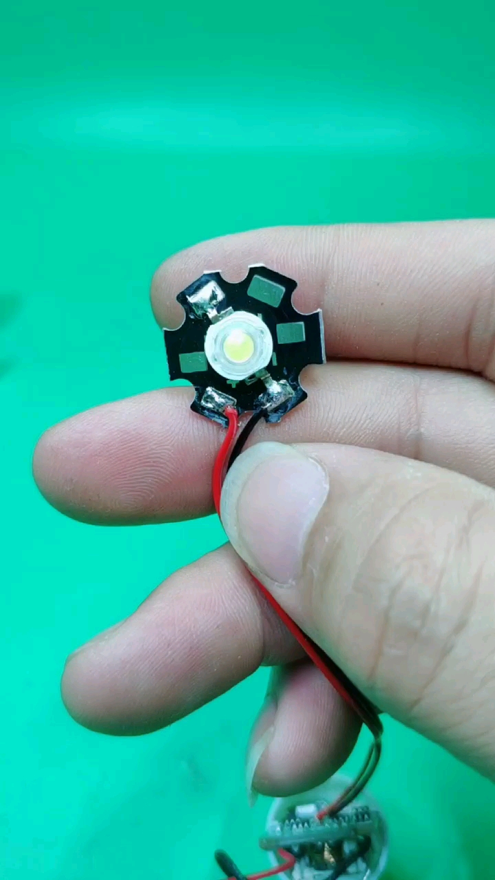 自制强光手电筒,还能给手机充电,好用了