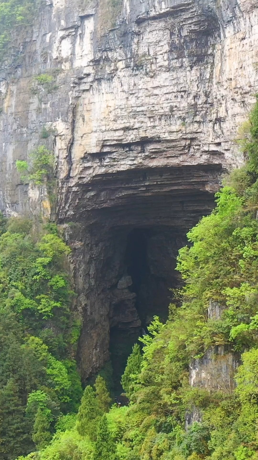 贵州大山悬崖中发现一山洞,洞中居然还有一栋两层楼房,如此仙境谁在此