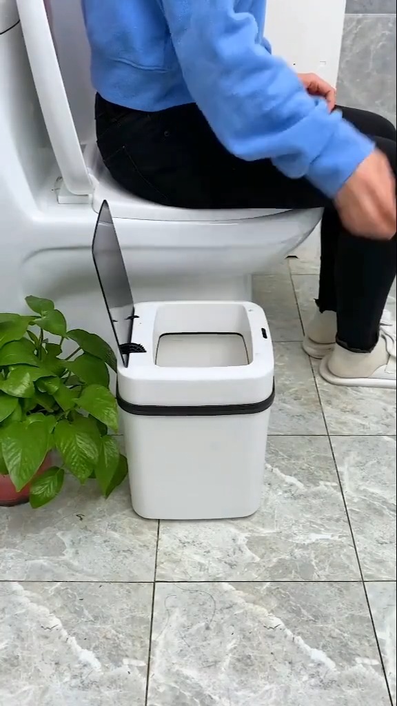好物推荐#自动感应开盖有效隔绝异味的智能垃圾桶