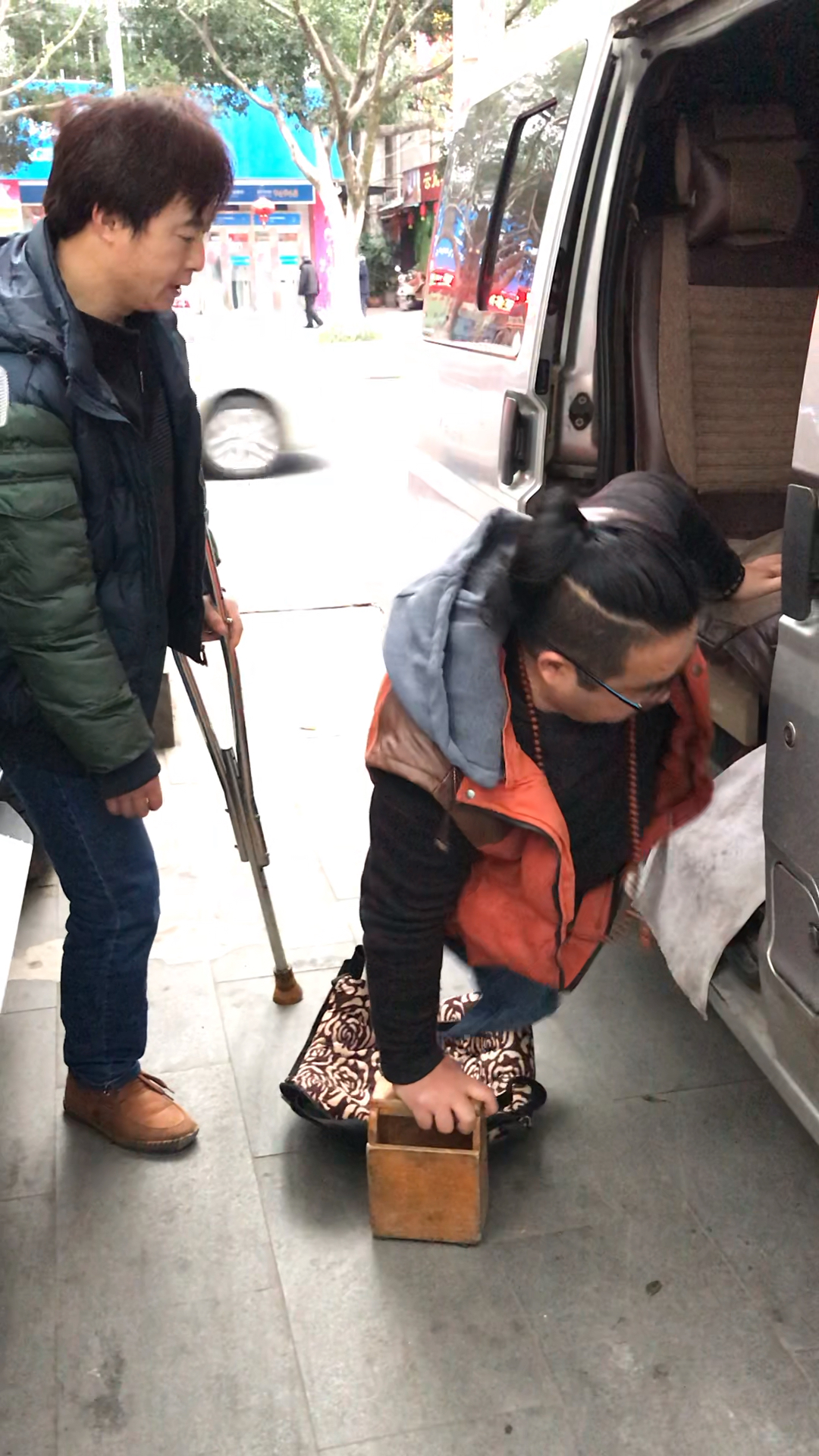 无腿哥加油吧你是残疾人强者