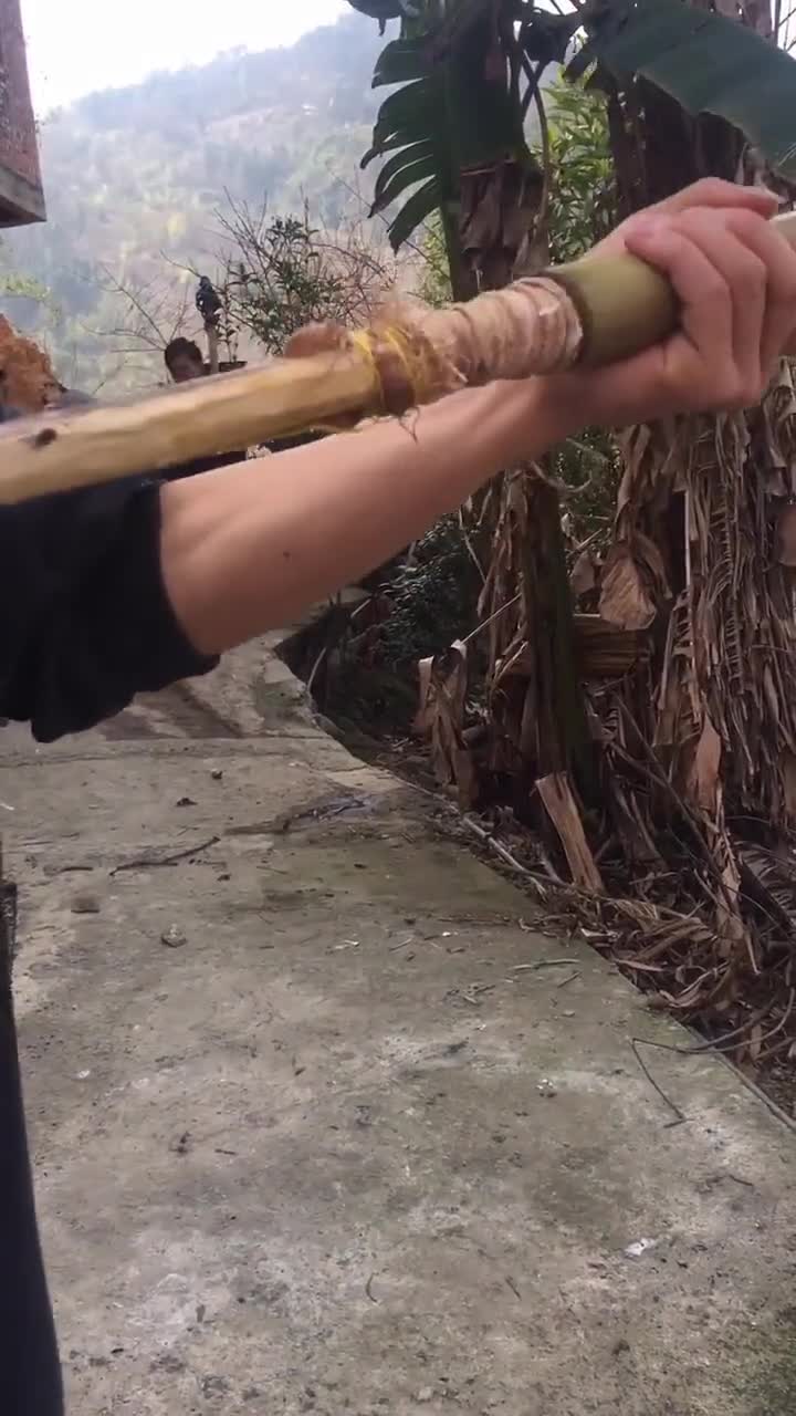 小伙用竹子造了个水枪,喷出水的那一刻,唤起儿时的回忆