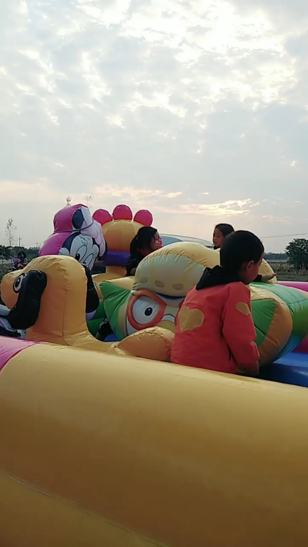 小孩子玩的多嗨