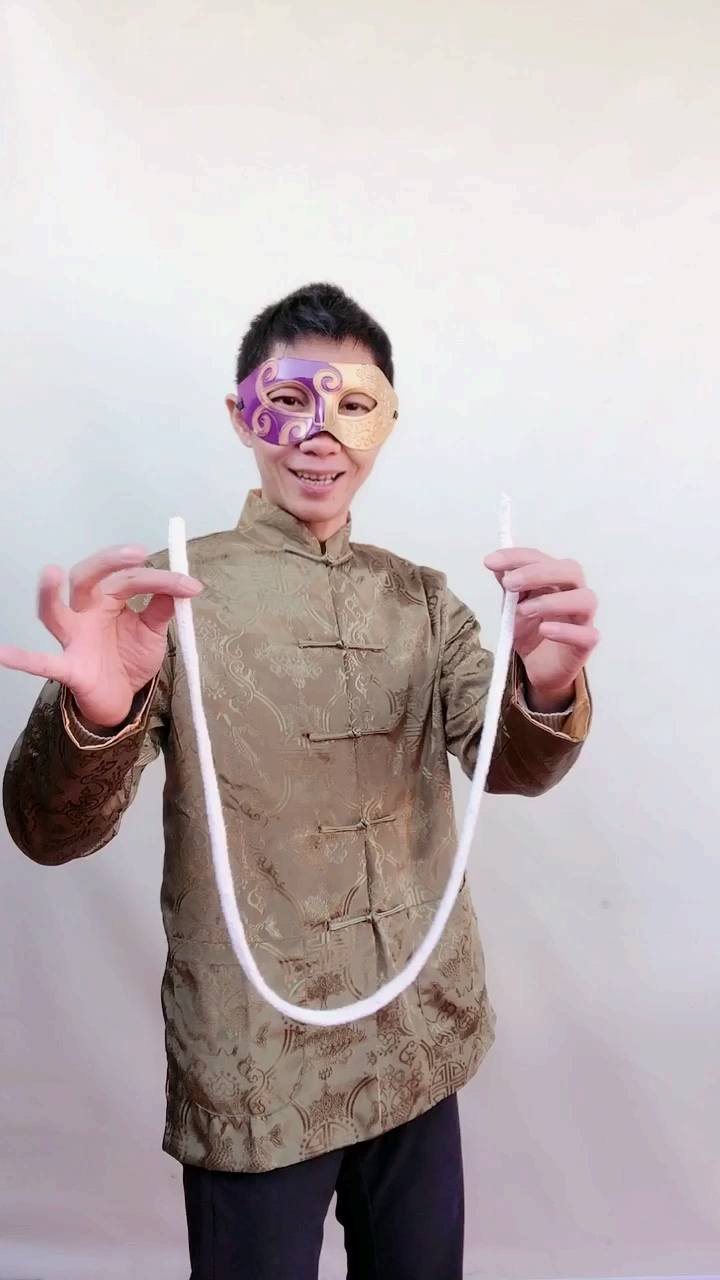 魔术绳子穿越身体
