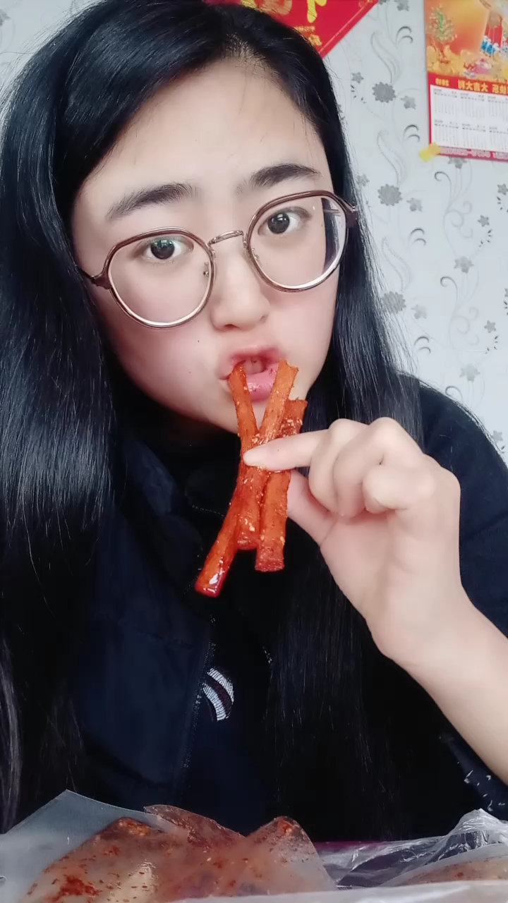 头没梳脸没洗,起来吃辣条!给个小爱心,谢谢!