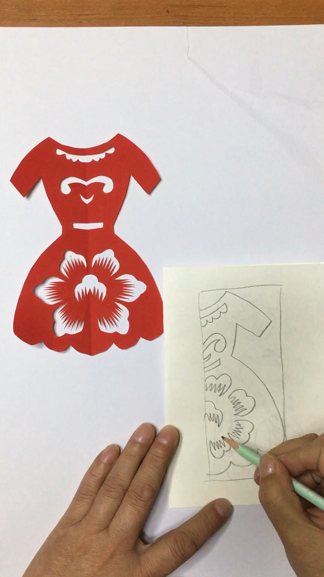 花裙子剪纸教程