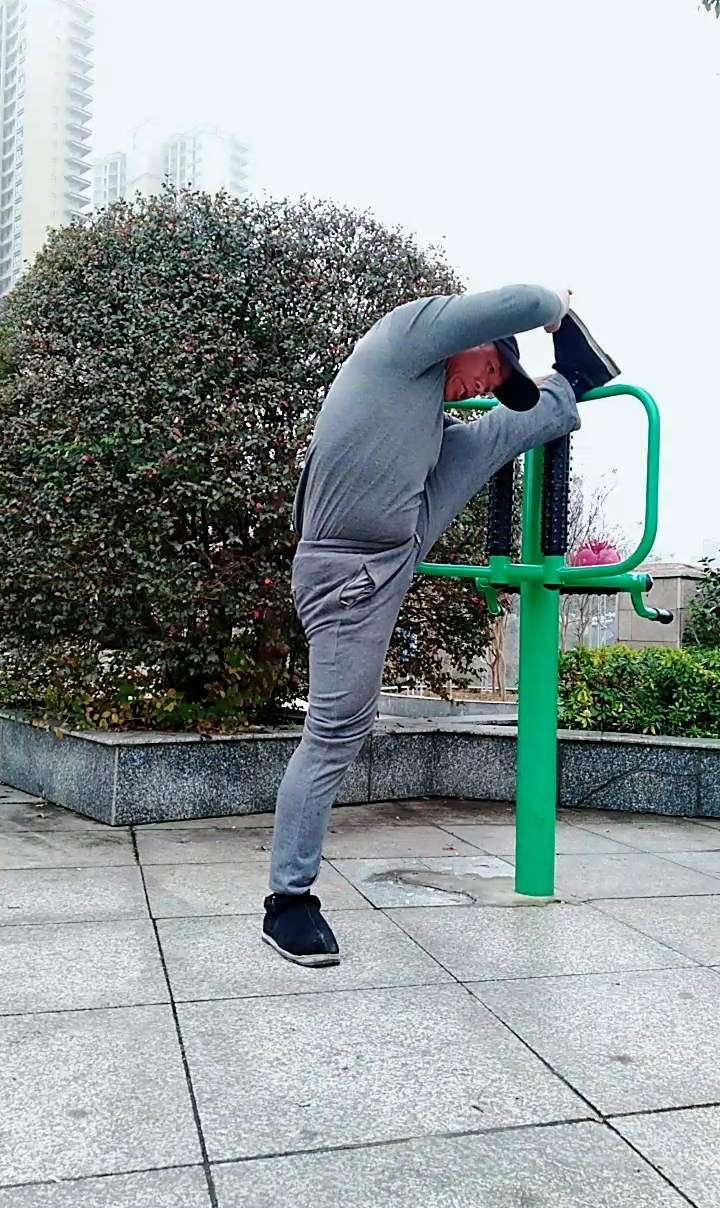 健身宁教练传递健身正能量#压腿练习