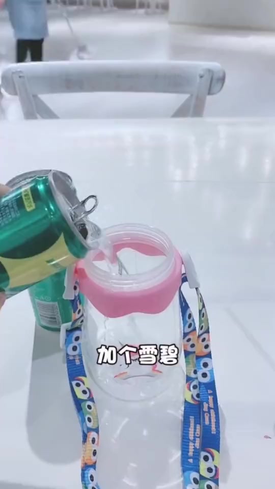 帅哥摇雪碧恶搞美女老板,结果湿身竟不生气!