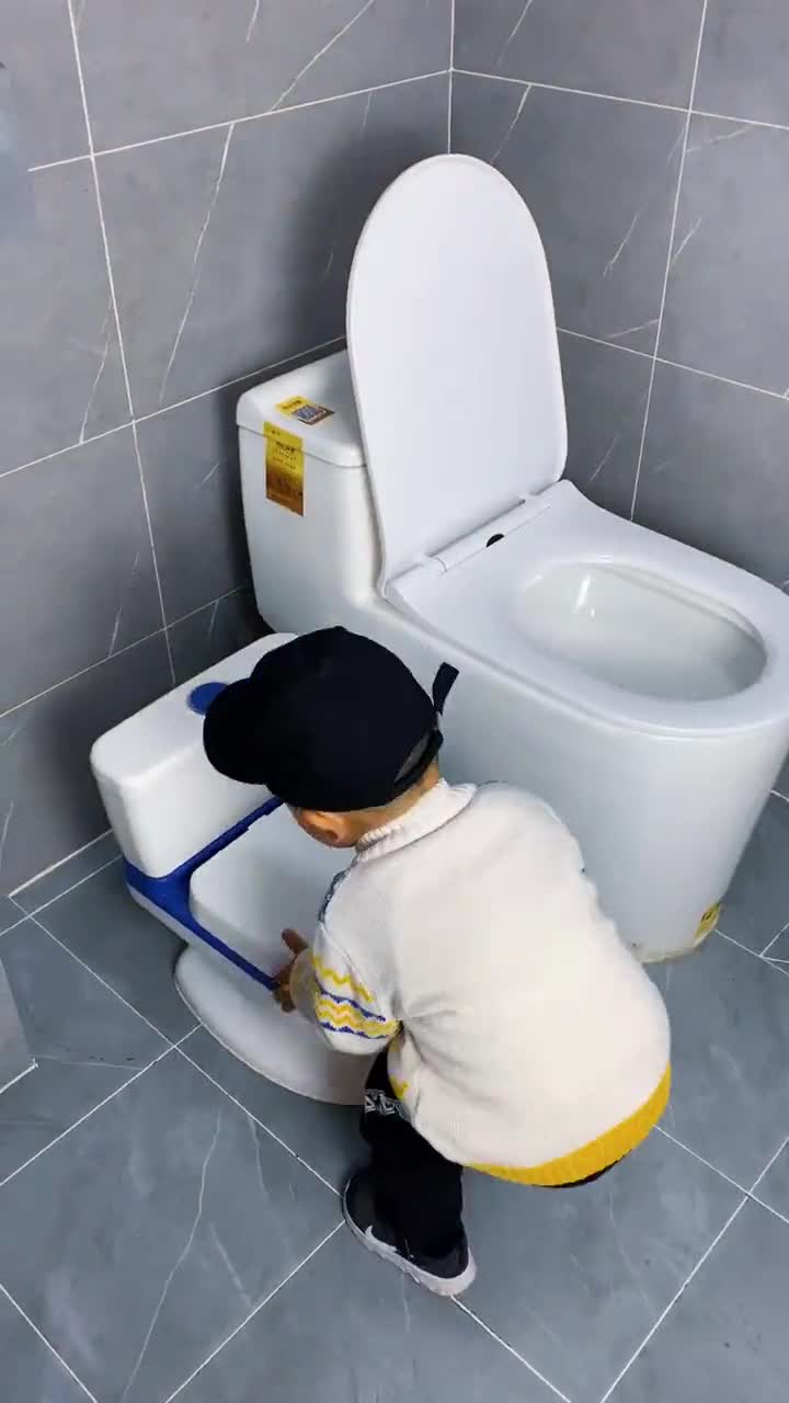 爸爸给孩子买的专属小马桶妈妈再也不用弯着腰抱着娃上厕所了