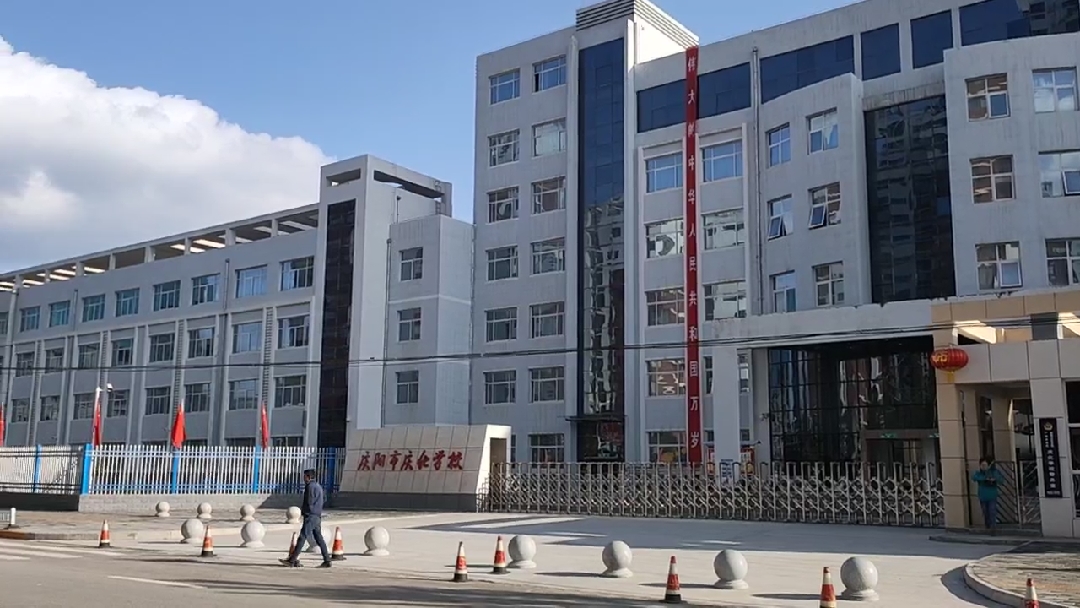 旁边就是庆化小区和万达广场.