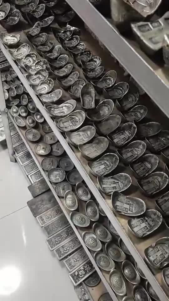 和伸家的银库这么多呀真是富可敌国呀