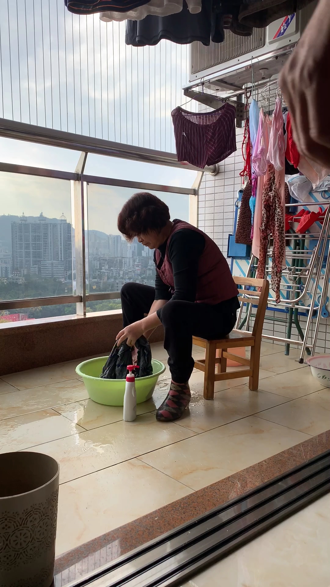 过年帮妈妈洗衣服