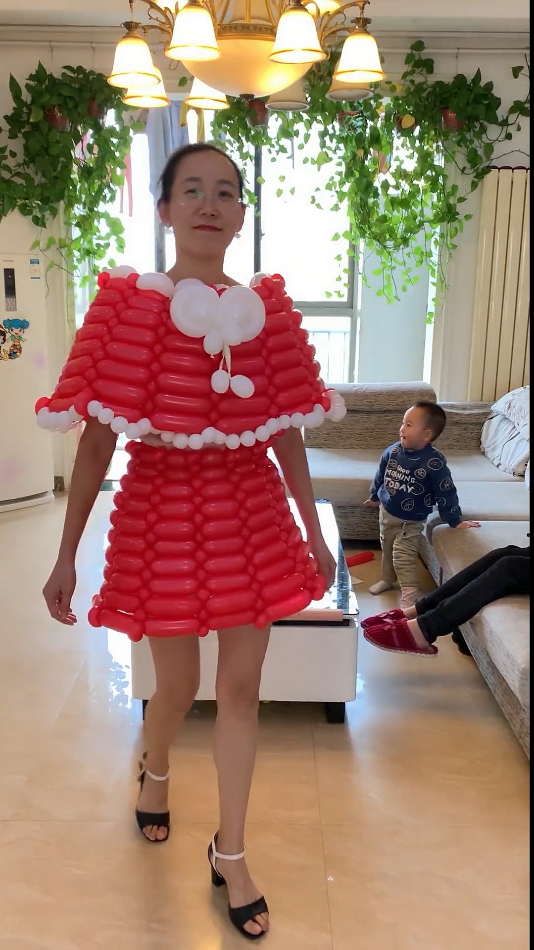 穿着气球做的衣服也能下厨房,不信您看.