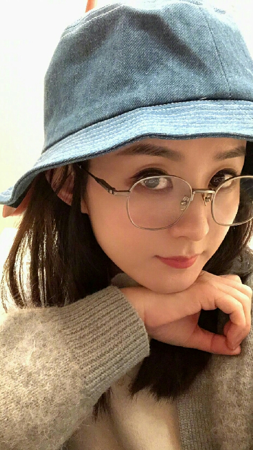 娱乐#赵丽颖眼镜杀!你猜猜颖宝在看谁呢?二叔泡泡还是颖火虫