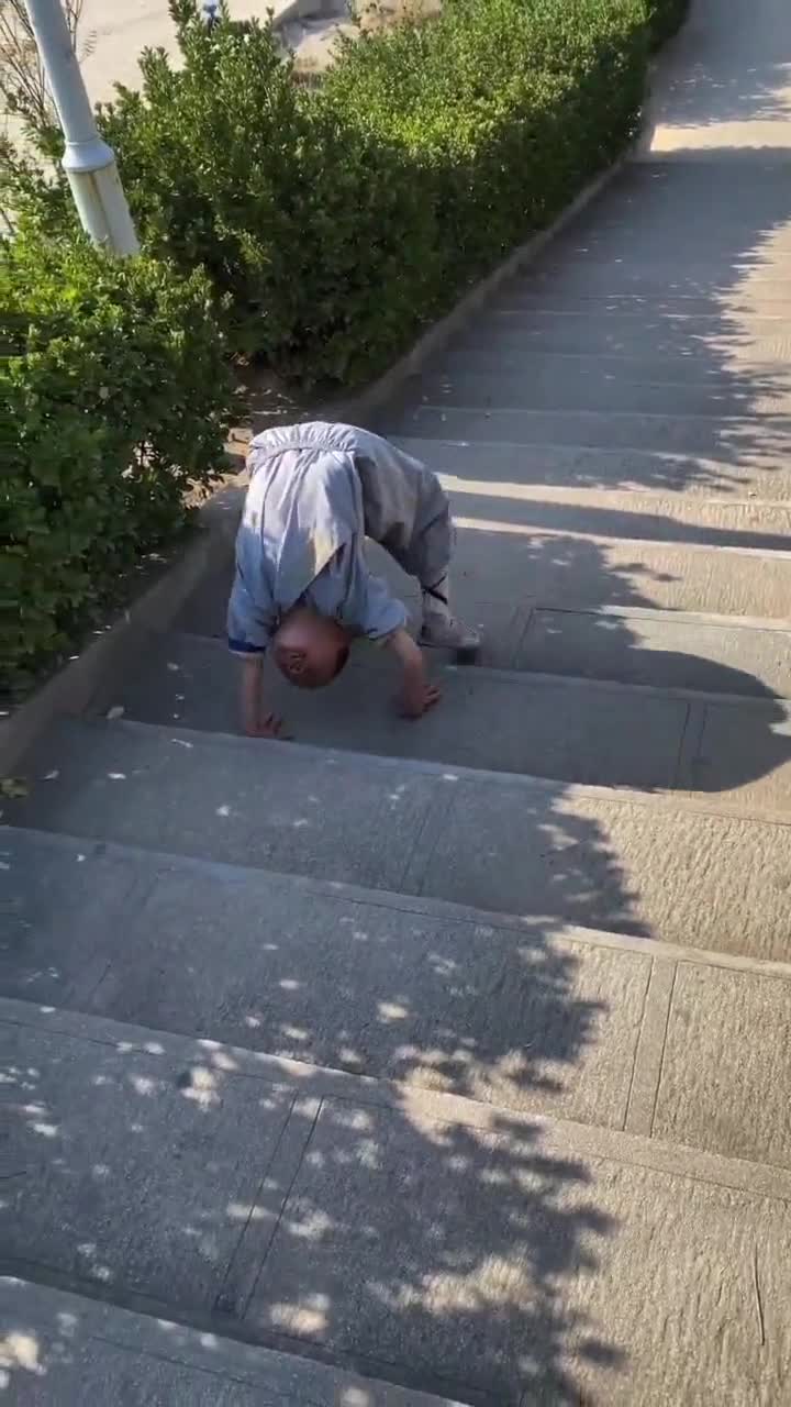 小和尚倒着爬台阶你能坚持住吗我爬也得爬上去